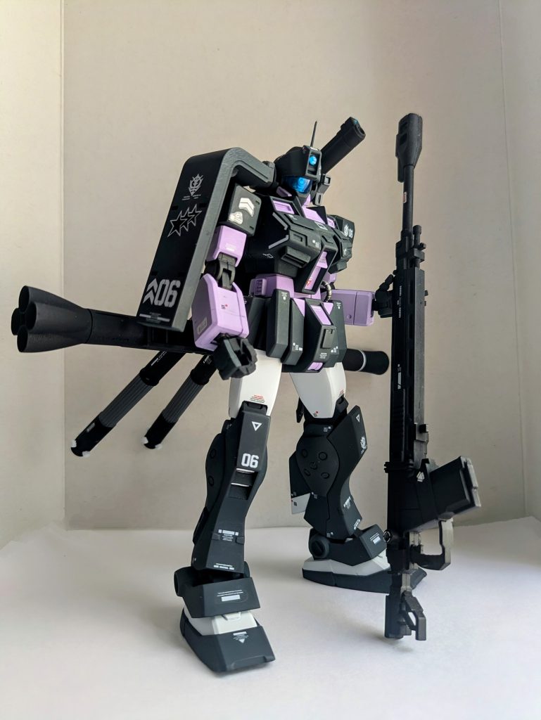 黒い三連星の対艦ライフル 、ザク•バズーカ、ザク•マシンガン、ヒート•ホークを装備しました。＋ショルダーキャノンを装備。