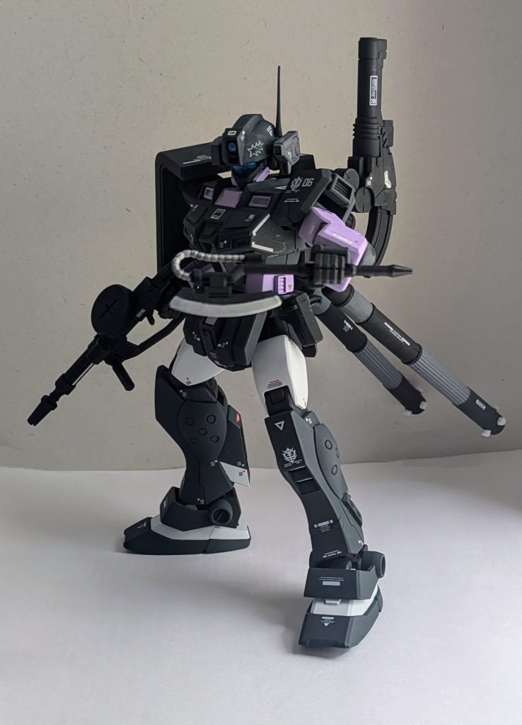 ザクのポージングを真似てみましたが、ザクのようなカツコイイ雰囲気は…(gundam-kao10)で