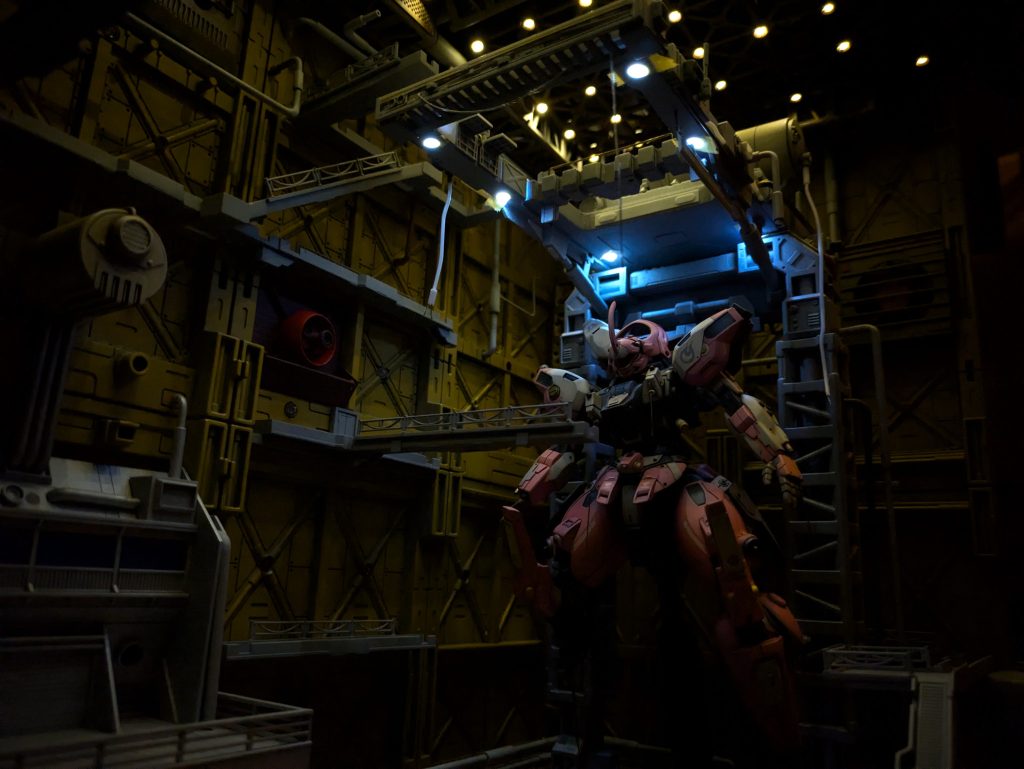 MSハンガーのLEDに照らされたダリルバルデ。