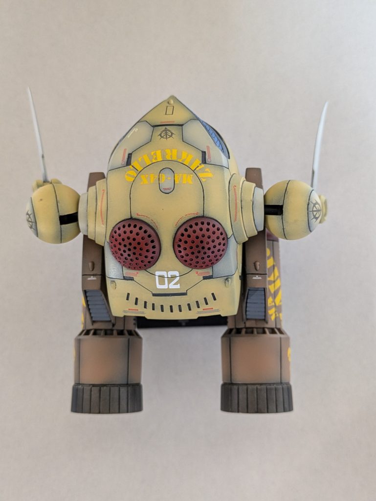 ザクレロ頭頂部。スジ彫りとデカールででっちあげました。