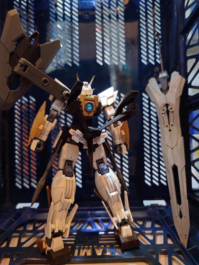 背面腰穴にロードロングソードのマウント用パーツを接続クアンタのバックパックにトライブレードを接続