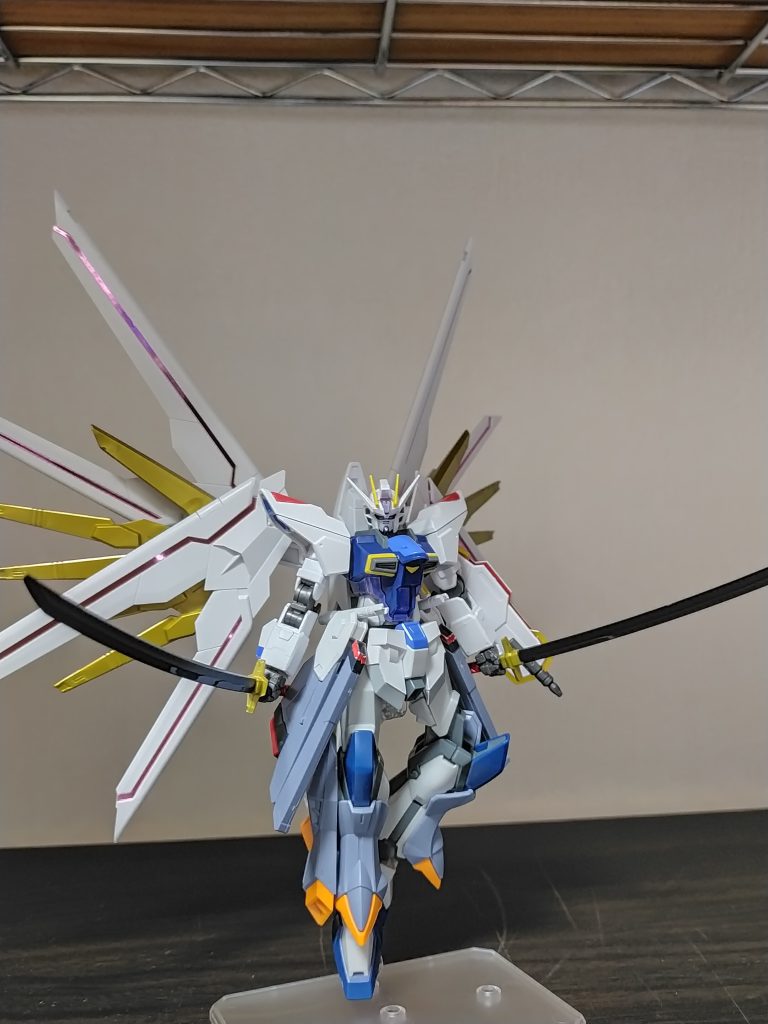 セイバーディフェンダーを装備した、リベルタスガンダム。核エンジンを3基搭載しているため、エネルギー切れを起こすことはない。本機の膨大なエネルギーで、ビームドラグーンを無限に生成する、AAフィールド(アンチアタックフィールド)を展開するなど、無類の強さを誇る。