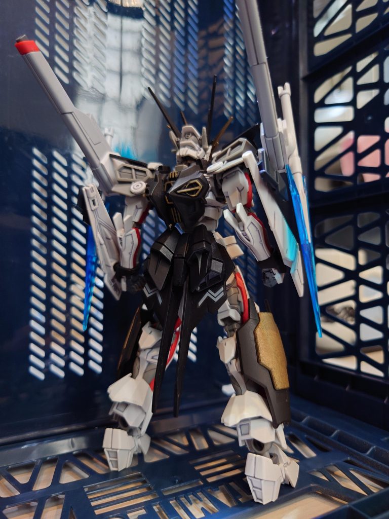 背面ロードロングソードは廃し、ダブルリベイクのバックパックを移植。その他、ロードアストレイとダブルリベイクのパーツをミキシングして成形色の白を多目に変更