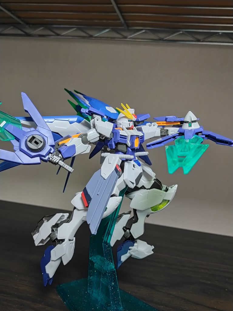 フルドライヴラッシュフルドライヴバーストで6倍の放出量になった粒子を1箇所に集め、刃に形成し放つ、「ユッキー」の必殺技。全ての粒子を刃にするため、使用後は性能が極端に下がる。他にも、GNビームサーベルやGNリニアキャノン、GNスラッシュブレイドやGNソードビット等の武装がある、という感じです!次回はエクシードインフィニスガンダムアルティスです!ご覧いただきありがとうございました!