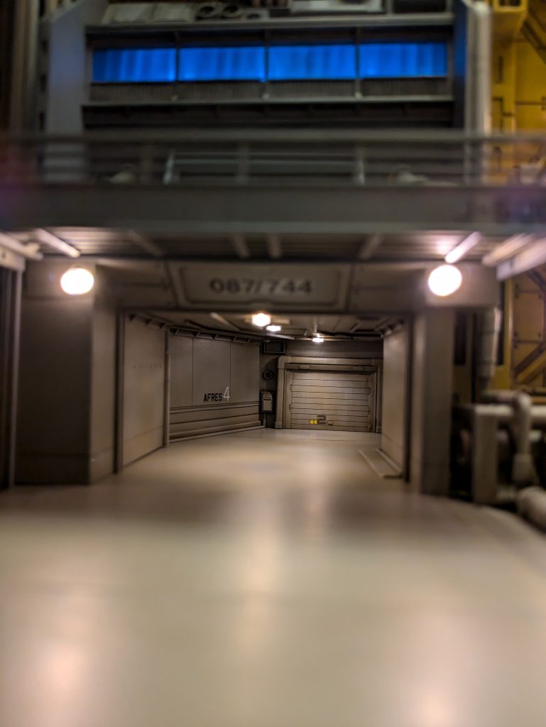 搬入路も奥行きが出るように作り、奥にもゲートを配置してみました。