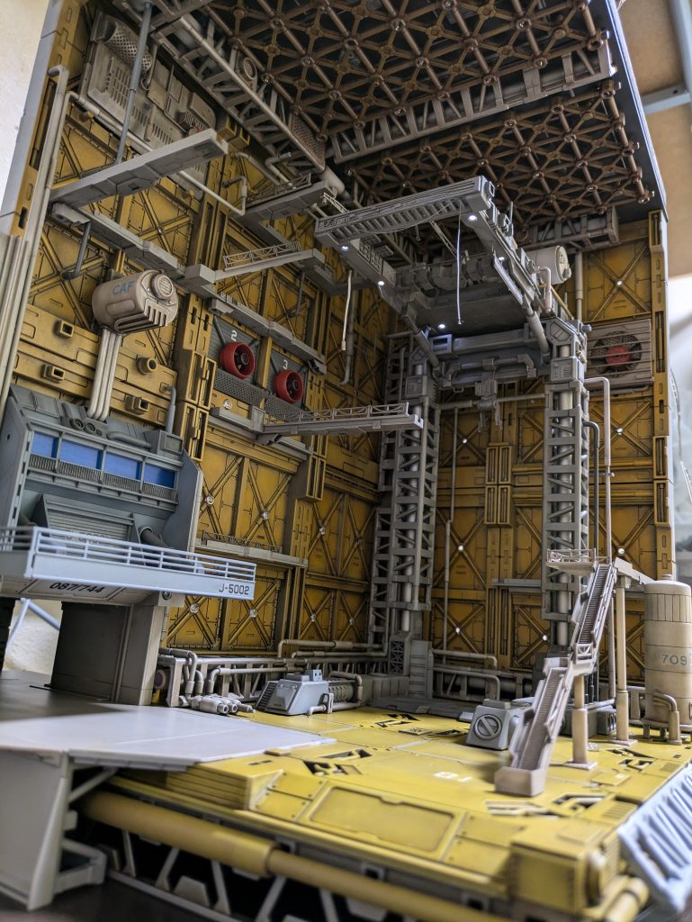 全体に配管や通路を配置してごちゃごちゃ感を出してみました。