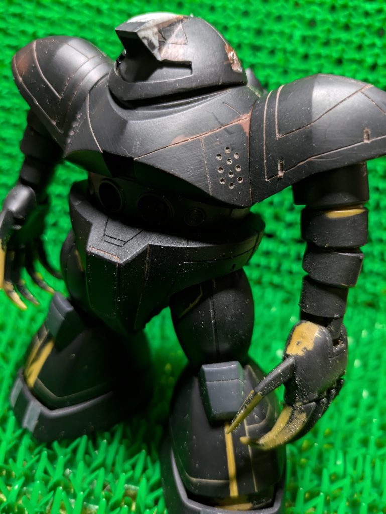 モノアイカバーを少し延長してイカツさを強化、よりジオンらしさみたいなものを出そうとしています。スジボリ追加と共に胸元にも穴を開けディテールアップ。