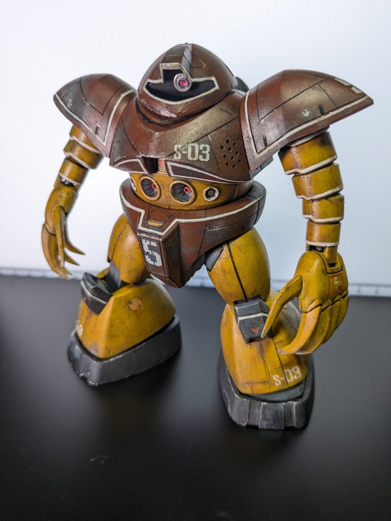 ところどころ少し塗装が剥げたようなイメージの塗装をしています。パネルラインには銀ハゲ表現を入れたり、ウェザリング汚しを入れたり雰囲気出しを重点的に。