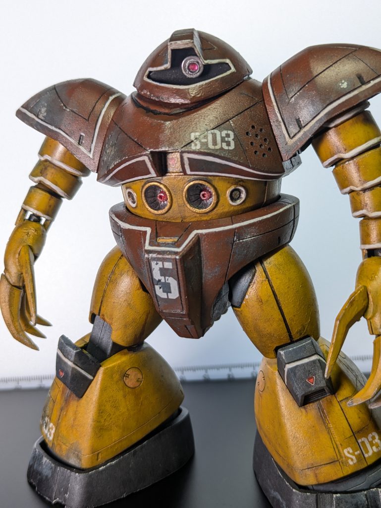 モノアイも磁石で可動出来るようにしています。アクセントに白いラインを入れてパーツの差別化を図っています。