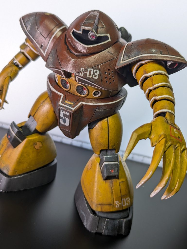 爪先も銀ハゲで使用感を演出。膝周り股間部のパーツにはワンポイントで金色を入れてアクセントに。全体の重厚感は出てるかな〜と思います。