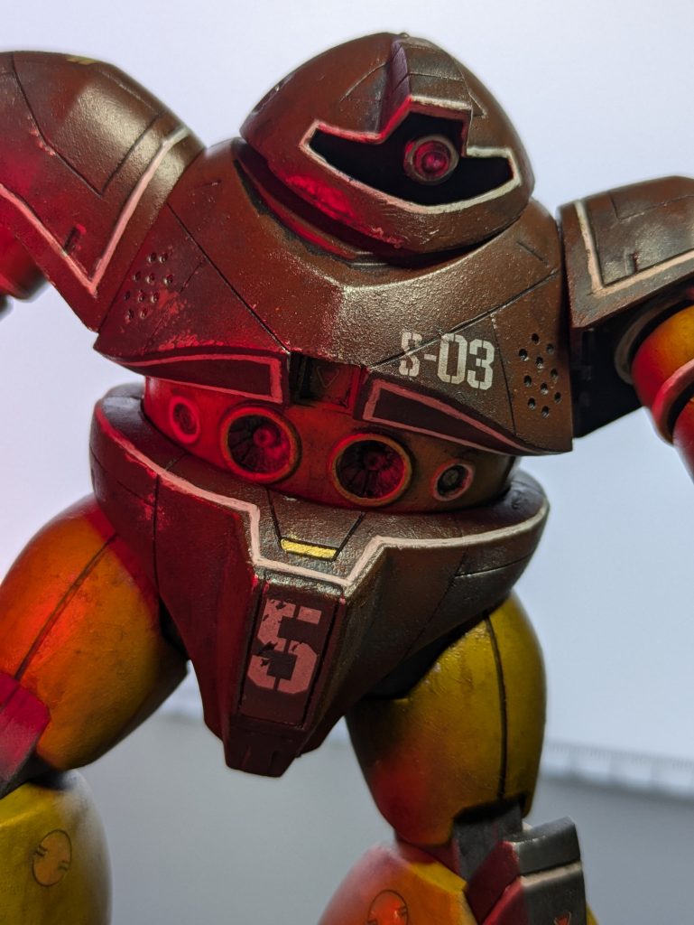 少しですがモノアイの位置も動かせます。