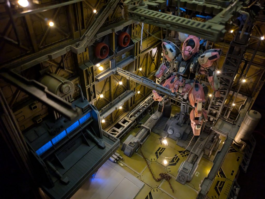 天井と壁面のLEDも100均物を利用しています。調光付きに変えて光量を微調整しています。