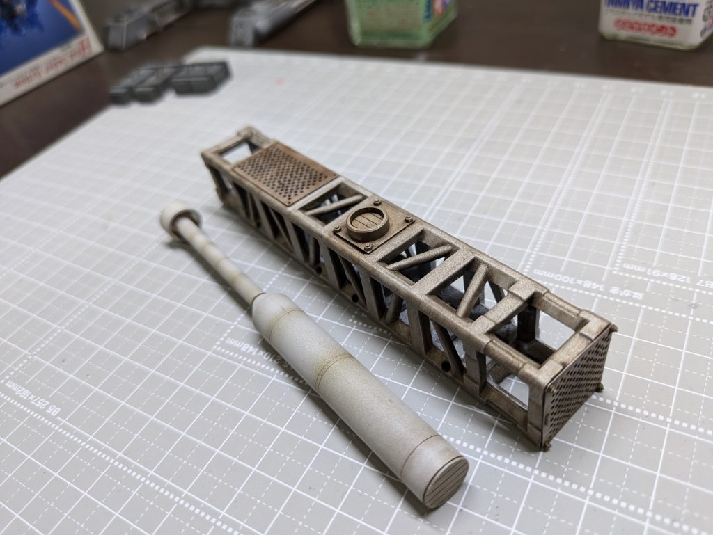 天井付近のトラス部分です。中身もそれらしく配管入れてます。