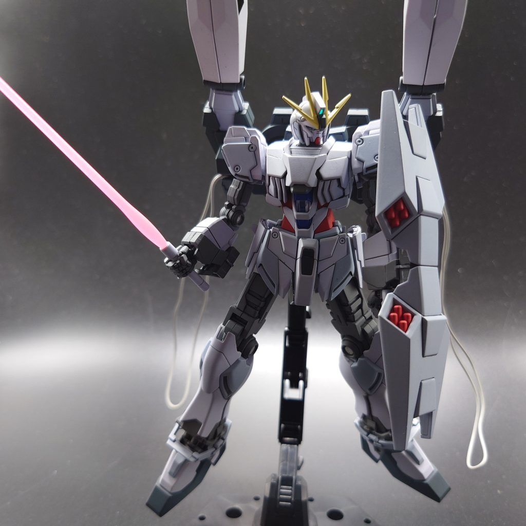 頭が小さく、足が長い。関節のデザインが、ユニコーンガンダムに似てるなと思いました。