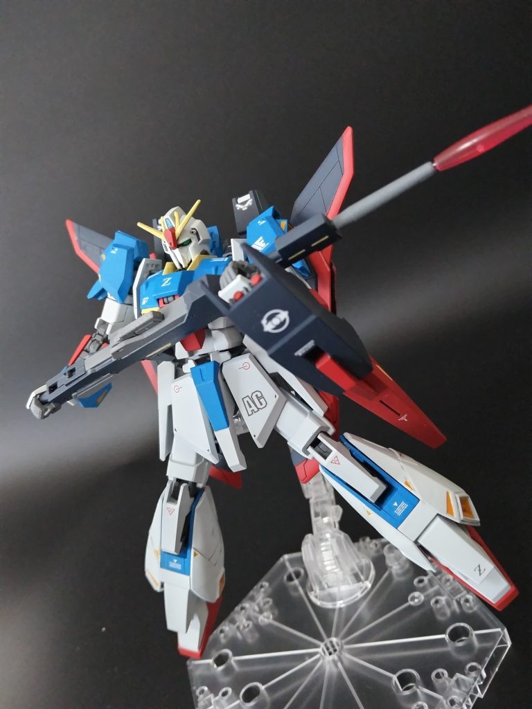 ロングビームサーベル。後の時代に受け継がれなかったのもあり本機(とZZの百式)の専売特許な所がありますね。