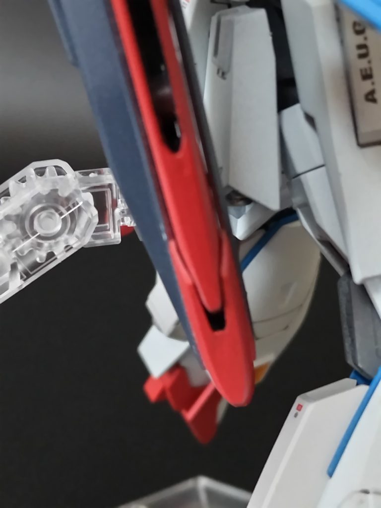 ウイングは後ハメするべきだったと思うのですが、合わせ目消しをするたびにマスキングでチマチマ赤を塗ることに。