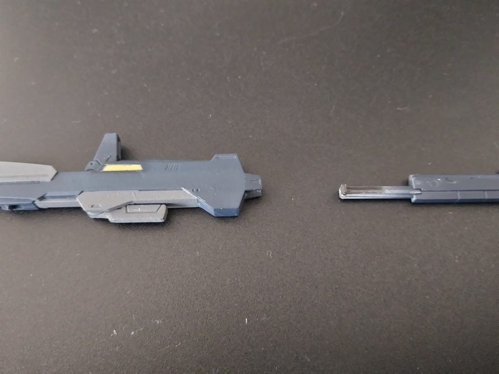 ライフルは接続部分のピンを削って後ハメ加工しています。見えないところは汚くても気にしない...