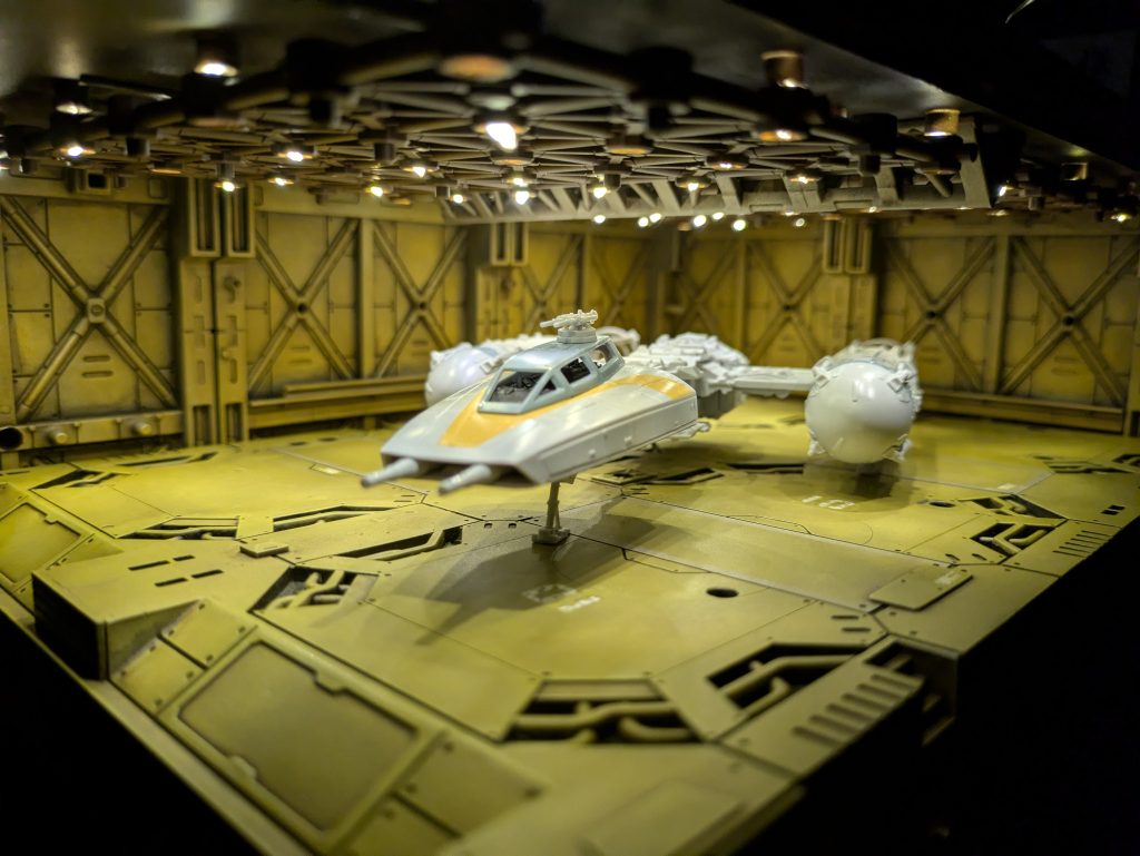 ベース単体を動かせば天井の低い格納庫にもなります。ガンプラ以外も飾る事が出来ます。