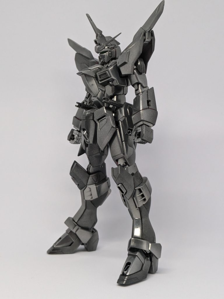 素組みだと足が短いような気がしたので太腿を約2ミリ延長、上腕を約1ミリ延長してます。あと、アンテナのシャープ化、肩のツノ?のシャープ化、サイドスカートのシャープ化を行い、全体的に尖ったフォルムを目指しました。