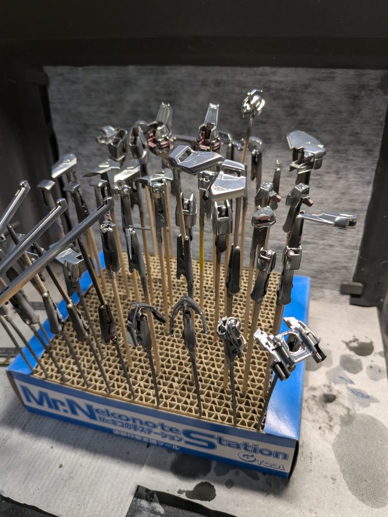 再塗装でTERRA KROMEまで塗装し終わったとこです。塗料落とし、パーツ洗浄、下地のブラック塗装、TERRA KROME塗装によってやる気と塗料が激減しました…