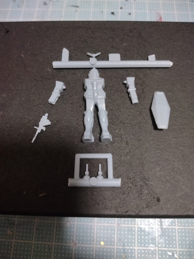 組み立て前がこちらになります。旧キット1/550ブラウ・ブロの付属のガンダムです。素立ちのハの字立ち改修から始まり、プラバン、プラパイプ、パテ加工等かなり苦労しました。塗装はアクリジョン筆塗りです。旧キットの沼まっしぐらのNinjaさんの作品が羨ましくってオイラもがんばりました。