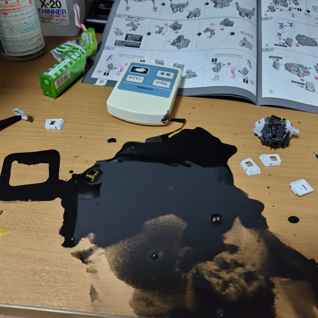 大惨事。腰パーツがびちゃびちゃになってしまい拭き取りにめちゃくちゃ時間取られた上一部パーツが割れました(泣)