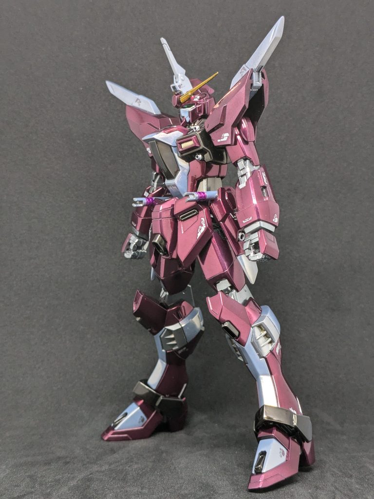 再塗装の疲労でエアブラシでの塗り分けをする気力が無くなり、塗り分けはエナメル塗料のシルバーとゴールドでお手軽に済ませました。（そのため本来緑のはずの排気口？もゴールドにしてます…）