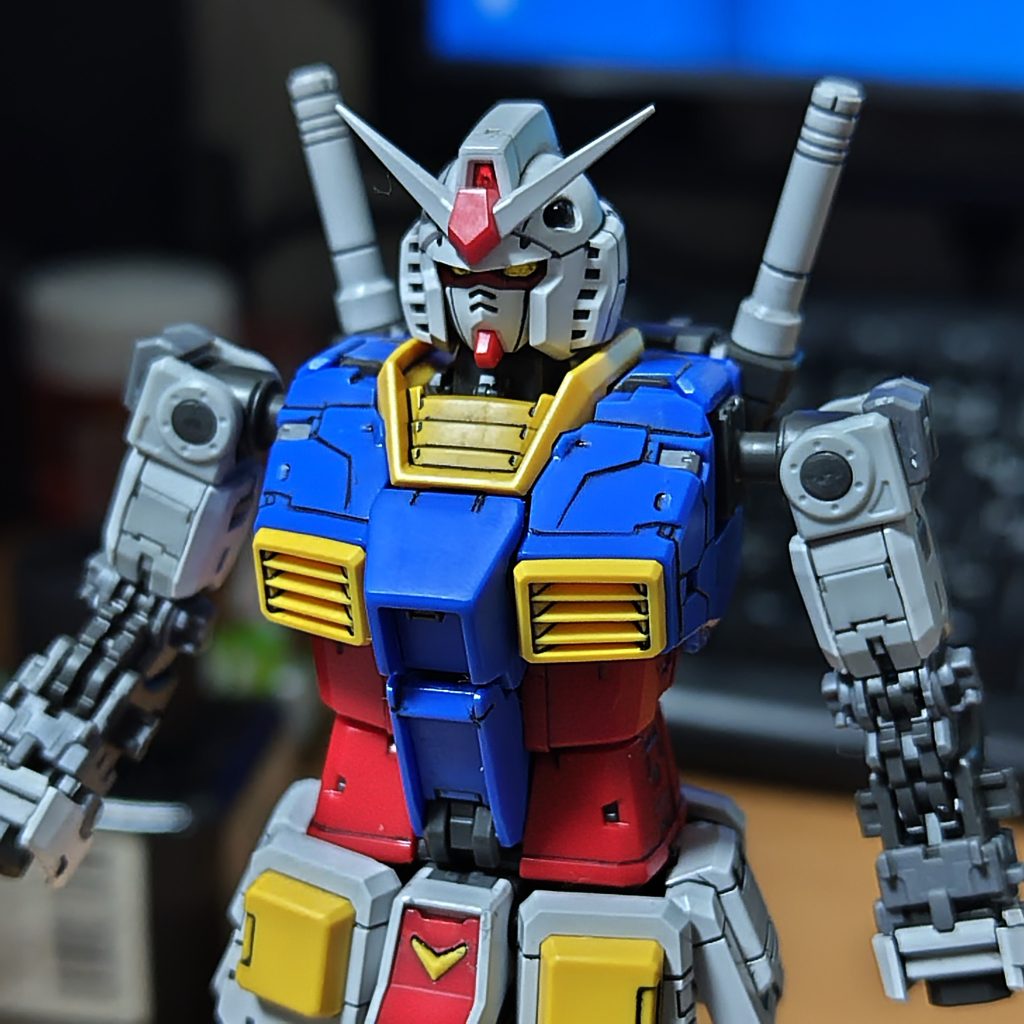 全身くまなくスミ入れ中。バルカンも一応穴を少し広げてしっかり砲身が見えるようにしてみました。