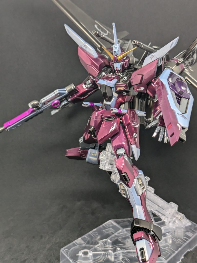 映画では未使用のビームライフルと共に。