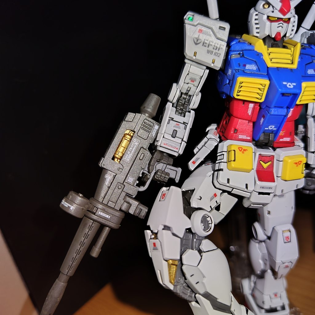 説明書通り+余白部分にリアリスティックデカールを追加で貼り付け。ちょっとだけ外装からチラ見する部分とバルカンにゴールドを筆塗り。