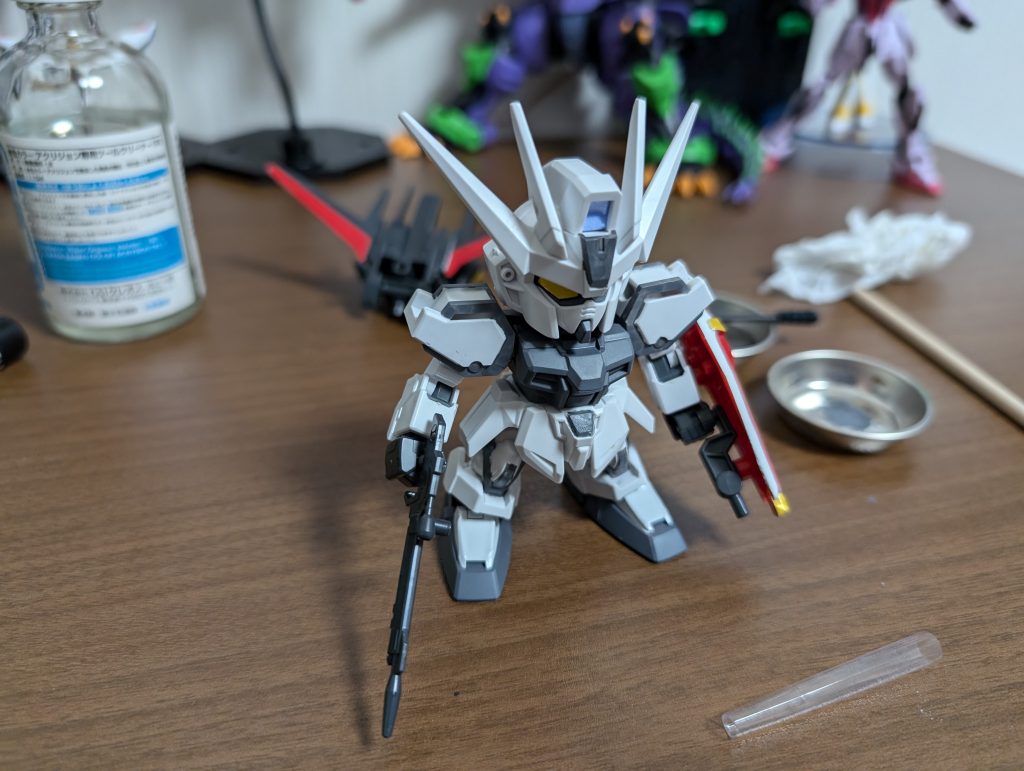 作成中…、完成前のワクワク感はすごいです。塗装の匂いはやっぱり慣れません……臭い…大体筆塗りで胸と足をエアブラシで塗装しました。白いインクがなかったので足はシールになってます…白いインクを買った時に塗装しようと思います。盾もね…