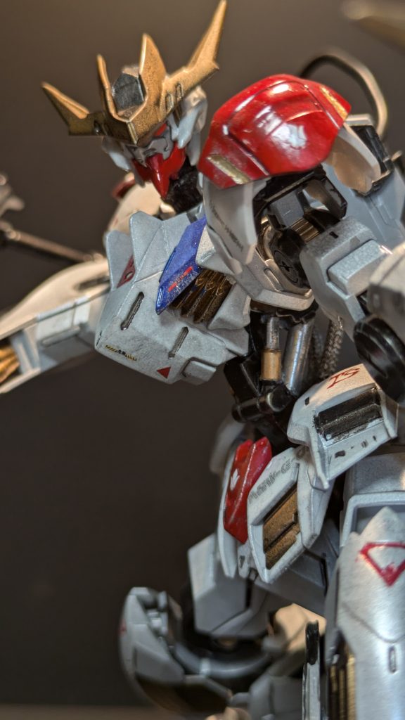 ナノラミネートアーマーのイメージで艶艶に塗装したんですが、ドライブラシをしたらあんまりテカテカしなくなっちゃいました