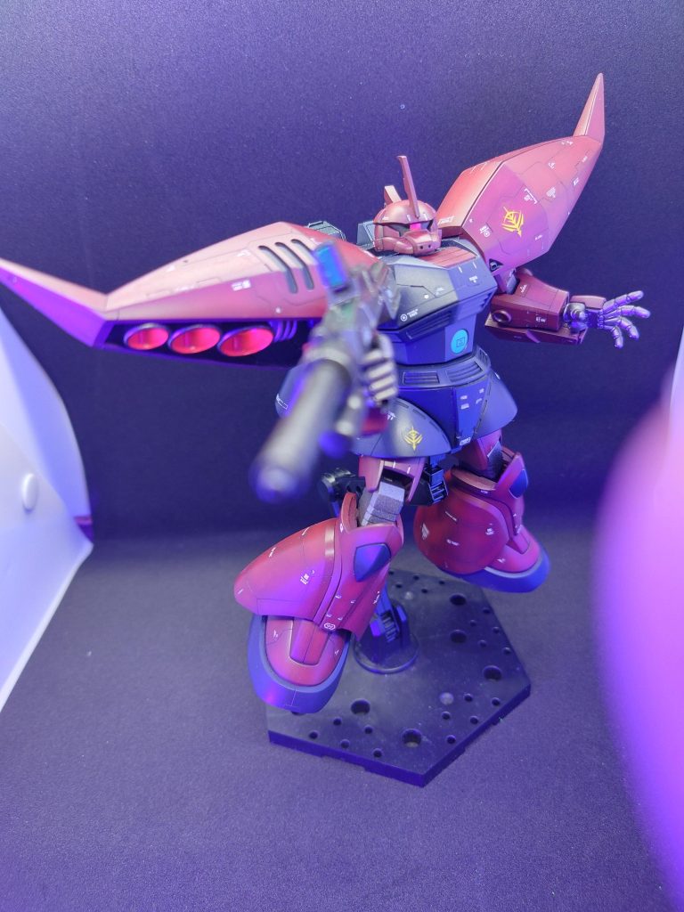 ブラックライト点灯スラスターはメタリックレッドと蛍光レッドの混合で、やや光ってます。