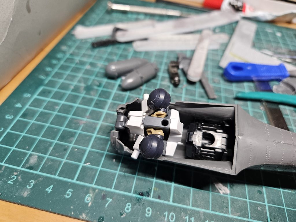 胴体のギミックとして30mmを2体を生け贄にして制作しています