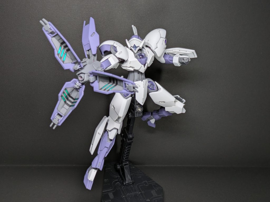 右腕の内側、黒とグリーン部はシール貼りました。貼りにくいので注意!両ももと両肩の紫メタリックもシールです。上からクリアパーツを被せるので、シール感が出ないかと、、、