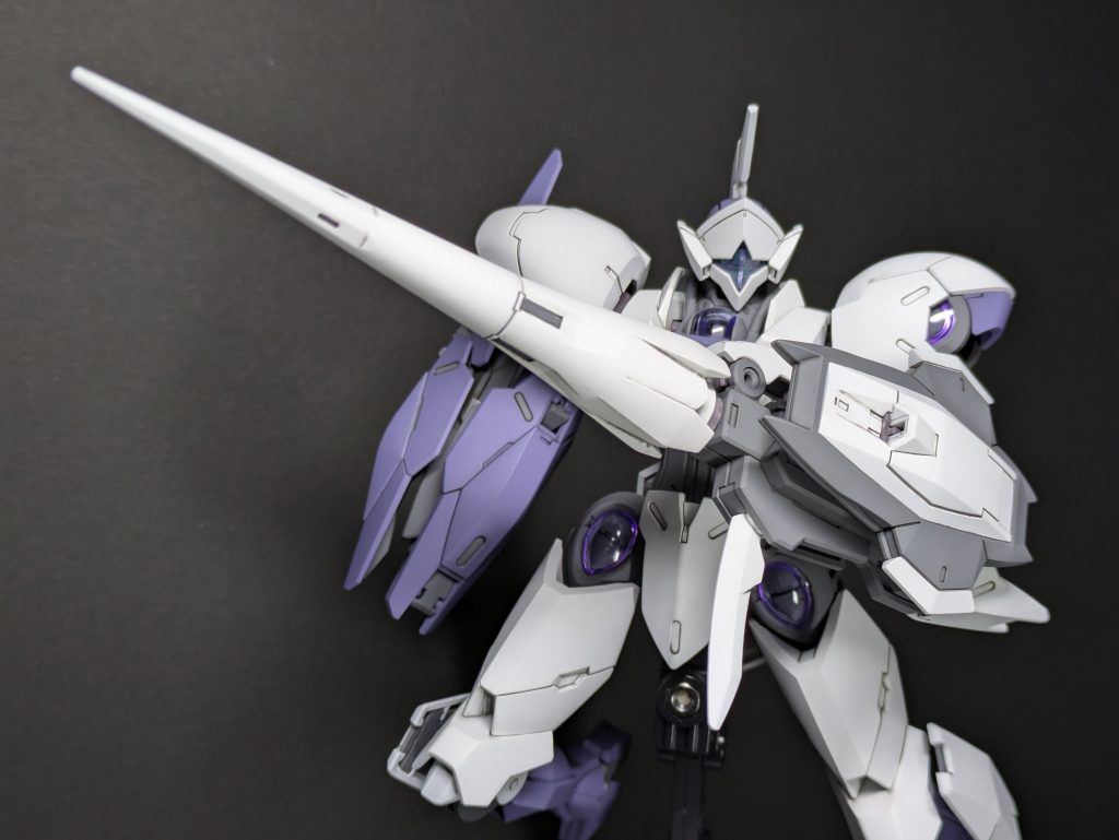 ランスの下に、収納可能なナイフあり!地味(笑)顔のセンサー部はシールでは無く、グリーンメタリックへ(筆塗り)。しかし、クリアパーツ越しに見ると、全然目立たない感じに(汗)紫メタリックのシールが正解だった、、、
