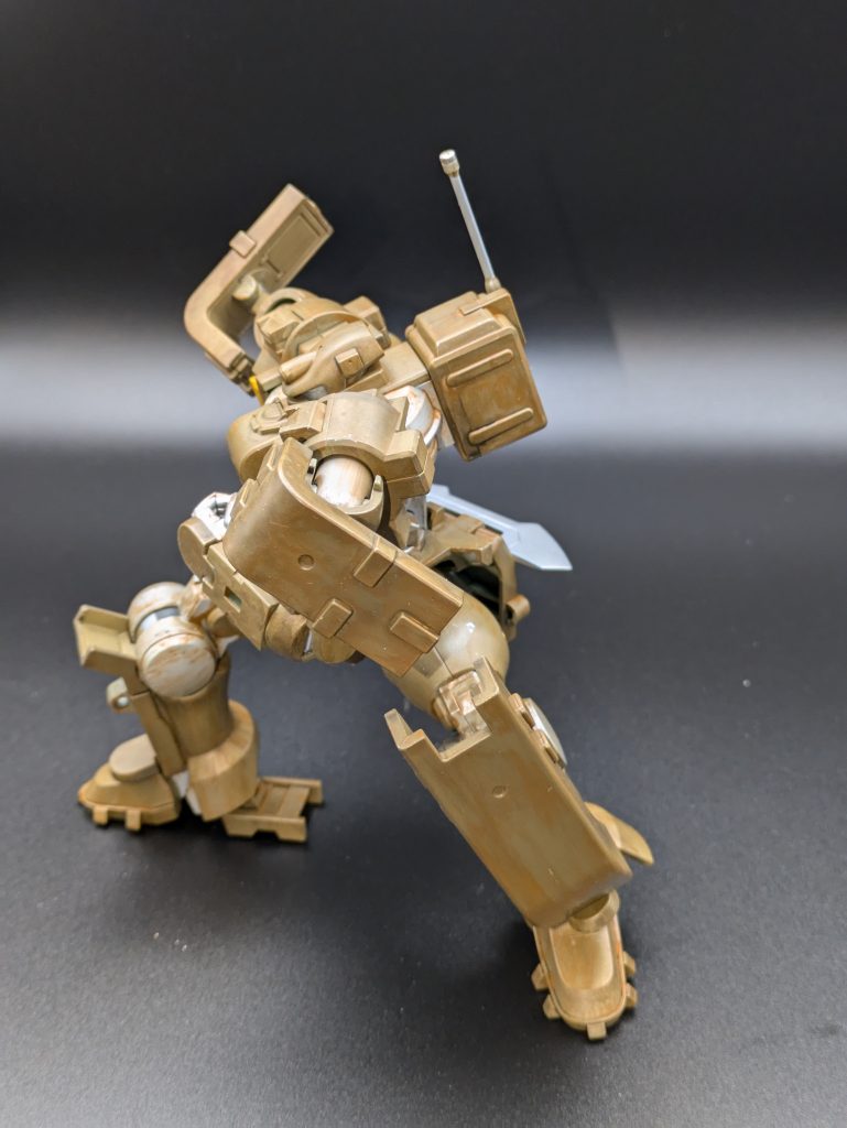 初めての汚し塗装だけど、ただ単に汚くしただけでリアル感は皆無だなあ。難しい。武器はクロムシルバーのまま。時間あればこの機体でもう少し汚し方試してみようかと。。。