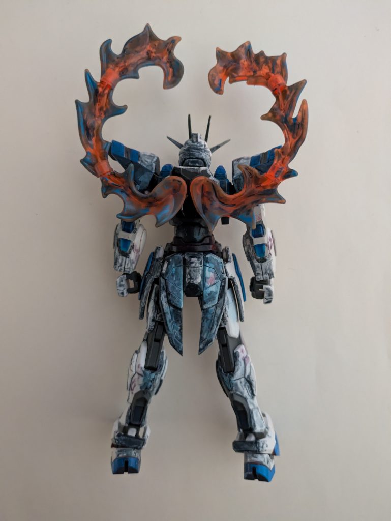 背面正面の鮮やかさからガラリと変わって、背面はどこか暗い色で正面とメリハリをつけてみました。まず正面を見ていただいて、背面にも別のよさを感じ取っていただければ幸いです。