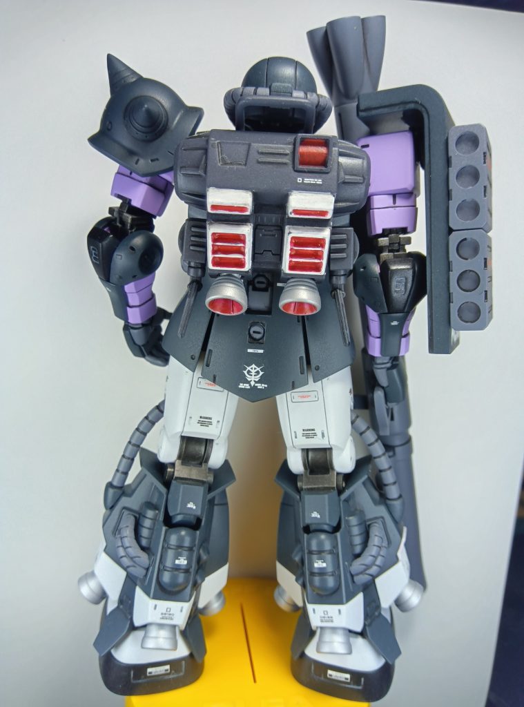 スカートの武器マウント穴はコトブキヤのディテールアップパーツでソレっぽく見えるようにしました