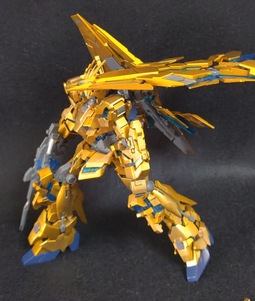 アームドアーマーDEを肩越しに構えるフェネクス。本作品の唯一の見せ所です。バックパックのマウンターとアームドアーマーDEの間に可動部品を一つ挟み、動かせるようにしました。