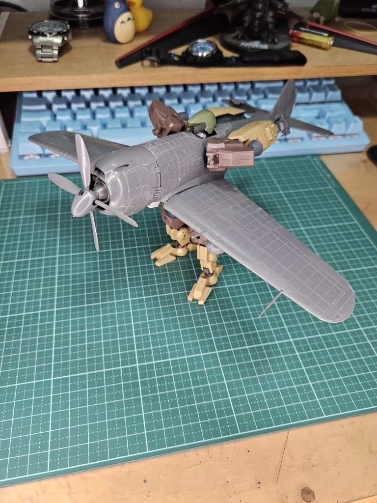 さらに30mmのパーツを犠牲にして機体に穴空けて腕付けてだいたい完成、ちなみに素体は4式戦闘機(疾風)
