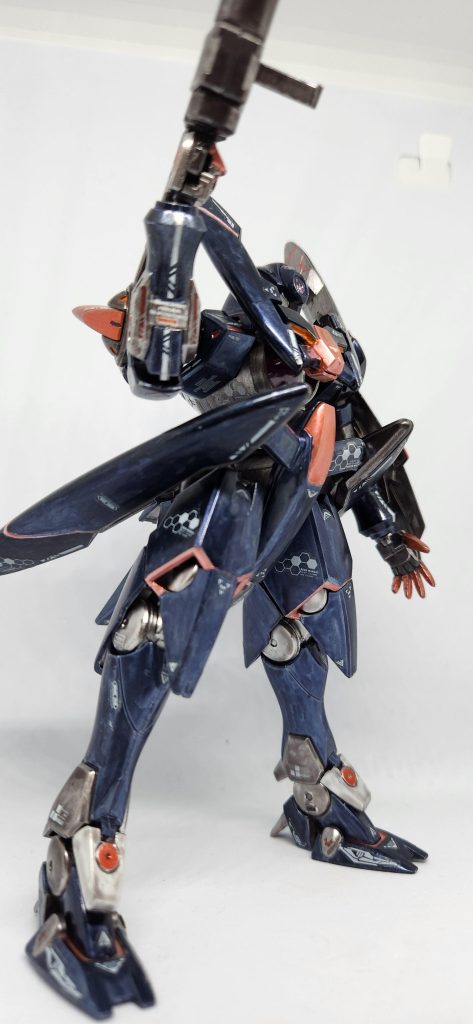 「あー、それで正装」「そうだ」普段はラフなのにな。「普段タンクトップに革ジャンなのにな」言いながらあたいは目の前の鹵獲機を見る。独特なフォルムの機体だ。「割と良い機体だよなー……けどなー……」「何か?」「これぜってー教団にガノタいるよな」軍本部に地球脱出した地球人が保護されてるからか、あたいが運送会社(笑)エンハンブレに救助されたからか、最近は地球のロボットアニメデザインの機体をよく見かけるようになった……半分はあたいのせいかもしれんが。