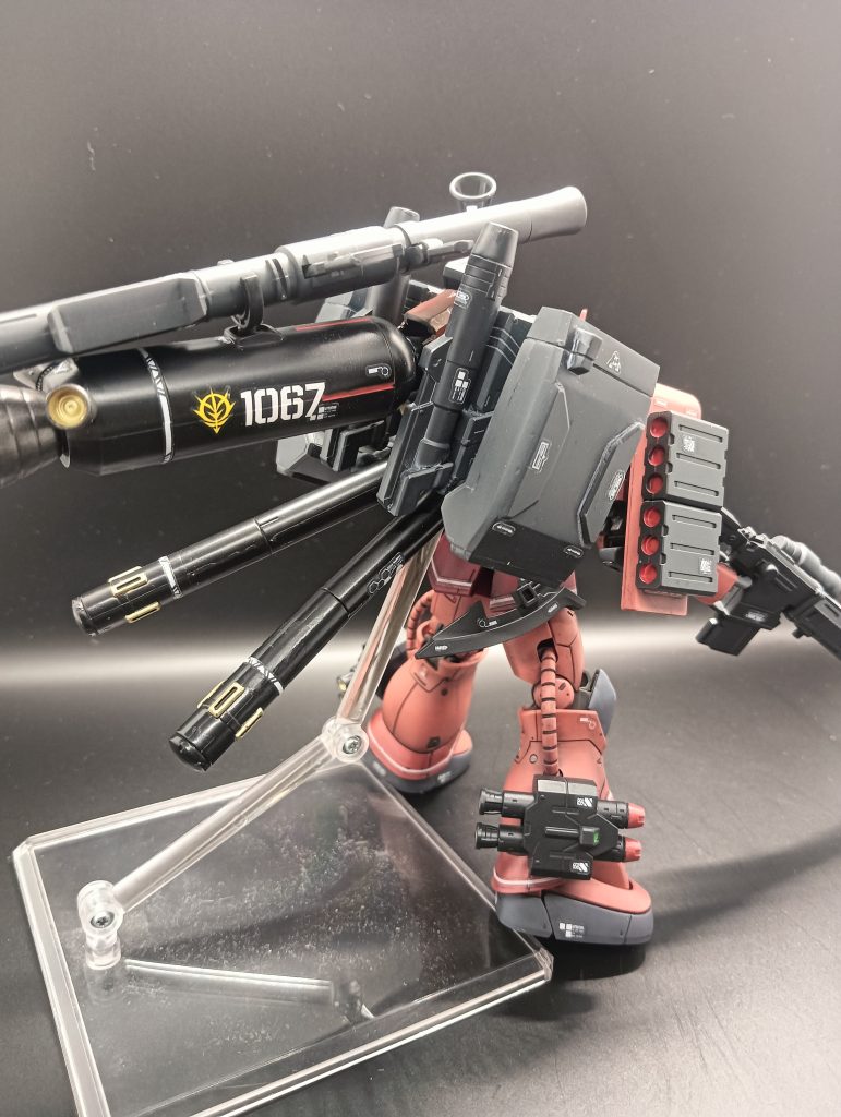 シャアが、ザク1機で一年戦争を戦っていたらという感じで、最終決戦フルアーマーザクって感じを作ってみました(gandam-hand2)スタークジェガン、バイアランカスタム、シナンジュスタインのパーツを組み合わせて、フルアーマーパーツにしてみました。格納状態と展開状態を変えれるように、余剰パーツとにらめっこしながら、頑張って形にしました(zaku-kao9)