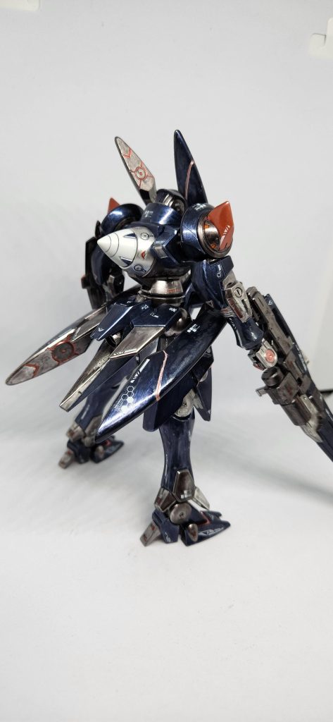 「お前がそう言うのなら、地球デザインの機体なんだな?」「最近思い出したがな。これ、GN-X…ジンクスって機体を再現しやがった」「強いのか?」「量産機の中ではなー。なんせその作品じゃあ最初は最新機は「オプション付けずに変形できました!」「これで地べたを歩かず運用できます!」ってとこから裏取引やらなんやらで一気に主役機に近い技術レベルになって出てきた機体だからなー」