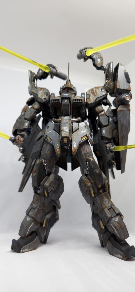 土煙が風に流される中、黒塗りのその機体がゆっくりと身を起こす。左右のその手にはビームサーベル……更に両肩にも!?「げ!あのぶっとさ!両肩のはハイパーの方か!?」