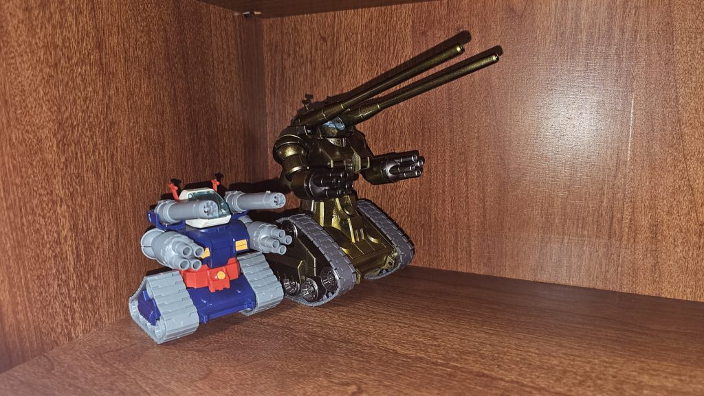 これで我が家のガンタンクは3機になりました。ちっちゃいのは昔からいました。(なんのプラモだろうか…旧キット?食玩?)