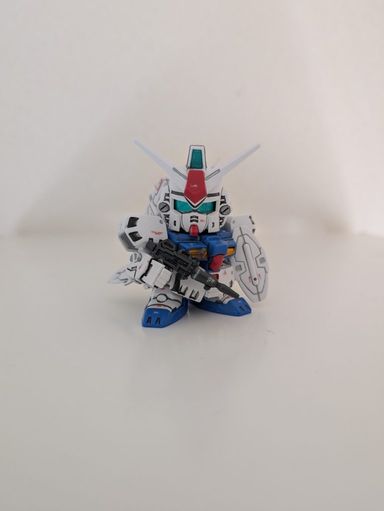 今回は素組みからの部分塗装、合わせ目消し、シルバーの差し色、墨入れをしたあとにRGアストレイのリアリスティックデカールから不自然すぎないものを貼ってます。