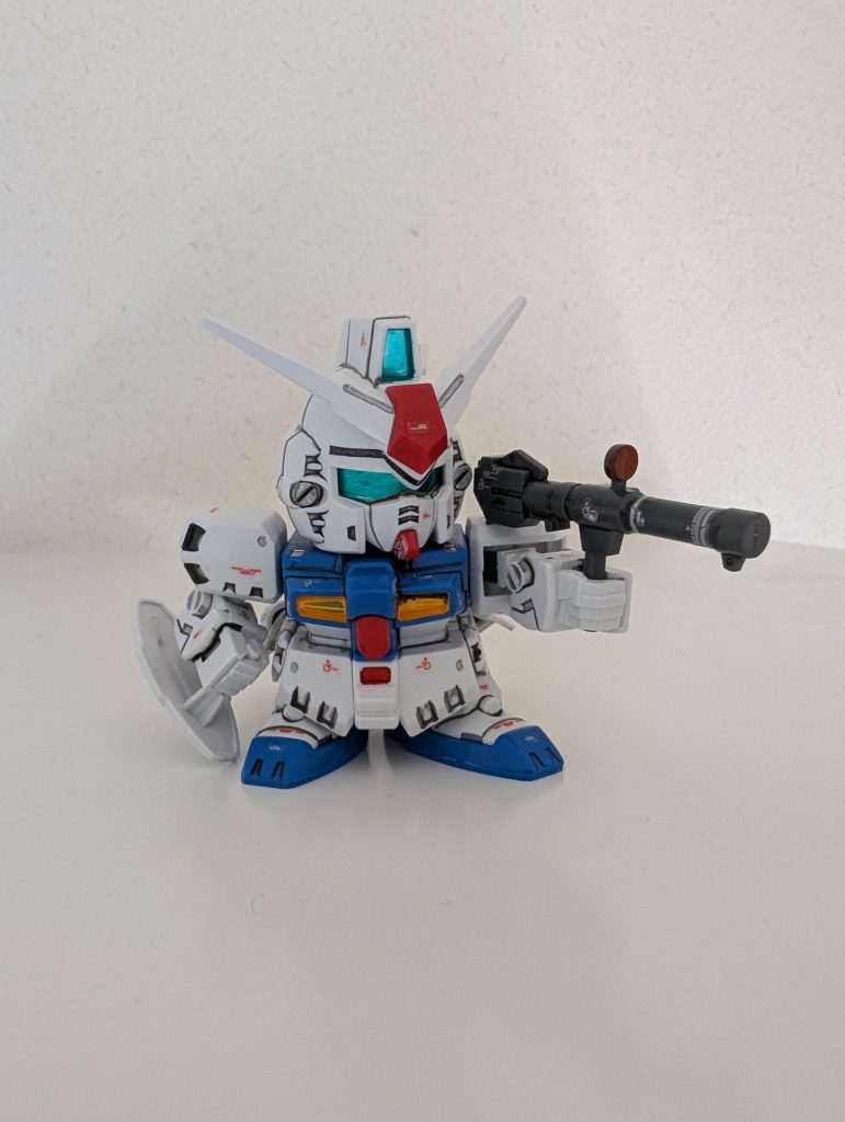 ライフルとバズーカには片面肉抜きがありますが埋めてません。あと墨入れは流し込んだあとにはみ出しを拭き取るものを持ってなかったことに気づいたので適当にデザインナイフで削ってます。替えの刃がなくなってました。