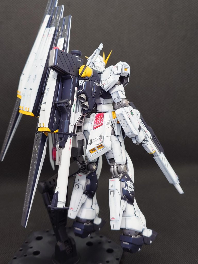 背中にバズーカを装備するとアクションベース5が干渉してポーズを取りづらいので注意しましょう。