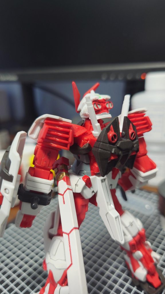 個人的に上手くいったのは胸部フレームの塗り分けはみ出すことなく、ブラウンがうまく塗れました一方で白を塗るのがとても難しかった…ガーベラの鞘部分、トップコートで紛れてますがかなりムラムラです。マスキングの境部分も綺麗にできず…色が乗らず焦って厚塗りしたのがまずかったか 